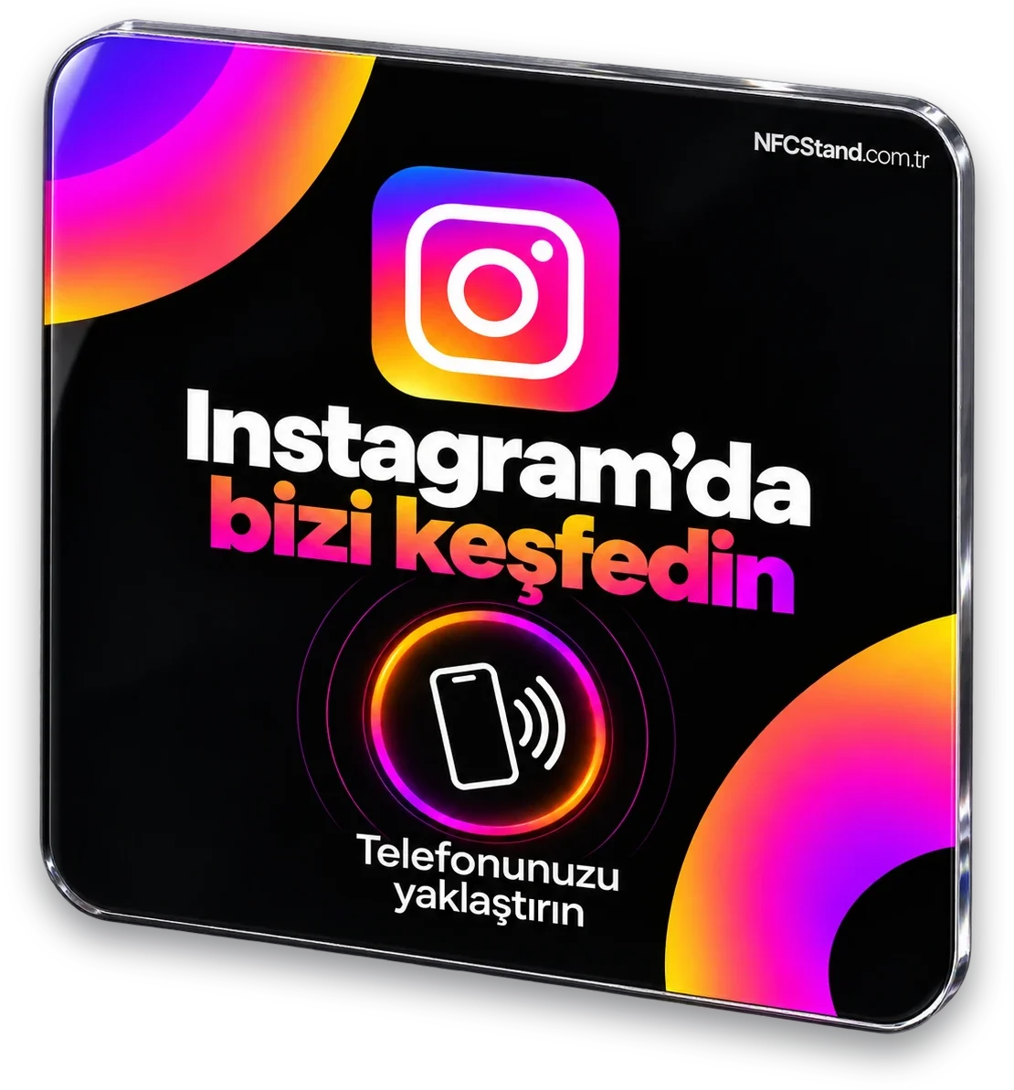 Siyah zeminli, köşeleri mor-turuncu geçişli, “Instagram’da bizi keşfedin” yazılı NFC kartı